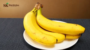 白い皿に置いたバナナとShin Kitchenロゴ