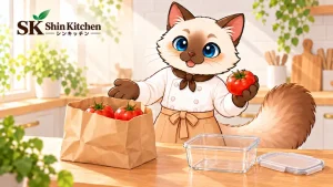 トマトを手に、買い物袋と保存容器を案内するシン